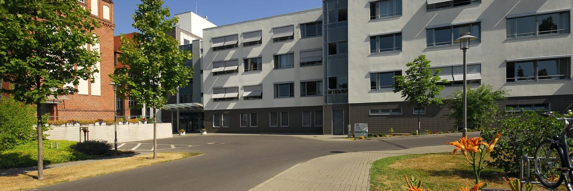 Kontaktinfo - Fotograf: Telefon: 030.41769559, Email: hallo@barlofotografik.de